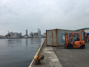 ①神戸港中埠頭　フィンランドから届いた２つのMAERSKのコンテナにログホームが入っています。遠くにポートピアホテルが見えます。